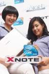 LG전자 모델들이 LG전자-엔씨소프트(NCsoft)-인텔(Intel)이 공동 개발한 3차원 게임 ‘아이온(AION)’에 최적화된 '엑스노트 아이온 에디션'을 소개