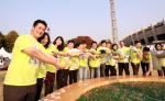 한국쓰리콤과 파트너사 임직원들이 기아로 고통받는 이웃을 돕기 위해  동전을 모은 ‘사랑의 빵’ 저금통을 들고 기아체험 24시간에 참여했다.