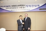 왼쪽부터 유빅스테크놀러지 강래훈 대표이사와 버츄얼인스트루먼트 마크우르달 CEO가 전략적 업무 제휴 체결을 맺고 있다.