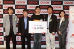 지난 25일 신촌의 쇼 스타일샵에서 ‘쿡가대표’선발전 최종우승자인 이승빈(가운데)씨가 최종면접 심사위원들과 함께 포즈를 취하고 있다. 이승빈씨는 쿡아일랜드(COOK Islands)