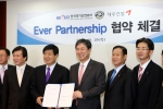 대우건설(사장 서종욱, 右)과 한국전기안전공사(사장 임인배, 左)간 'Ever Partnership 협약 체결식'이 2009년 10월29일 오후 대우건설 본사에서