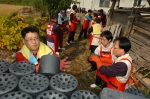 기아차 노사 관계자 60여명은 23일 강원도 홍천군에서 연탄나르기 봉사를 하고 있다