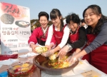 삼성전자가 ‘김치사랑축제2009’에서 ‘삼성 지펠 아삭과 함께하는 명품김치 시연회와 맛있는 김치 페스티벌’을 개최했다. 행사에 참여한 관람객들이 김치전문가 이하연 선생과 김치를 직