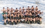 지난해 겨울방학에 해병대캠프 4박5일 과정에 참가한 청소년과 어린이들이 설원에서 화이팅을 외치고 있다
