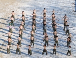 지난해 겨울방학에 해병대 캠프에 참가한 청소년들이 설원에서 수퍼 리더십 훈련에 열중이다.