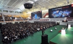 한국어도비의 ‘포토샵월드 코리아 2009’ 가 열린 고려대학교 화정체육관에 다양한 분야의 약 3,500명 참가자가 자리하여 포토샵 최고 거장이 전하는 미공개 신기술을 경청하고 있다