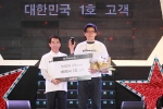 KT 김우식사장(사진 왼쪽)과 대한민국 1호 아이폰 개통 고객(허진석)이 쇼 아이폰 개통 행사장에서 기념 촬영을 하고 있다.