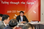 최태원 SK그룹 회장이 지난 2일부터 4일까지 중국 베이징의 ‘SK 베이징 타워’에서 열린 ‘SK CEO 전략 세미나’에서 신성장 동력 및 글로벌 사업 전략 등을 주제로 연설하고 