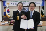 주상용 서울지방경찰청장(좌)과 김홍선 안철수연구소 대표(우)가 MOU 체결 후 악수하고 있다.