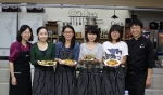 현장실습을 나온 서울여대 식영과 학생들이 손수 만든 버섯샐러드와 씨푸드 스파게티를 이 대학 식영과 이경은교수(사진 맨 왼쪽)와 CJ프레시웨이 강민석 요리사(사진 맨 오른쪽) 사이에