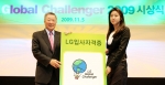 LG가 5일 여의도 LG트윈타워에서「LG글로벌챌린저」시상식을 개최했다. 사진은 구본무 LG 회장(왼쪽)이 챌린저대표 이지현 양(성균관대)에게 LG 입사자격증을 전달하고 있는 모습