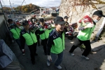 KT 개인고객부문 김우식사장과 임직원 70여명이 중계본동의 여려운 이웃들에게 쌀과 연탄을 나눠주고있다
