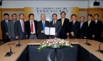 CJ제일제당 김진수 대표이사(오른쪽)와 서남표 KAIST 총장이 10일 대전 KAIST에서 기초기술 연구 상생협력을 위한 업무협정 체결식을 갖고 기념촬영을 하고 있다.