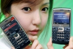 LG전자 모델이 윈도우 모바일 6.5 운영체제를 탑재한 스마트폰 'LG GW550'을 선보이고 있다. 이 제품은 브라질, 아르헨티나 등 중남미를 시작으로 아시아,