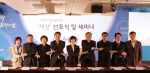 SK는 17일 서울 신수동 서강대에서 사회적 기업을 알리고, 육성하기 위한 웹사이트 ‘세상(世-想)’(www.se-sang.com)’ 의 선포식 및 협약식을 하고 있다.