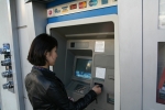 미국  L.A 시내의 STAR NETWORK ATM에서 한국 고객이 비씨 국내전용카드로 현금서비스를 받고 있다.