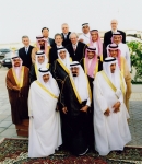 사우디의 압둘라 국왕(앞줄 가운데)이 지난 4월 현대중공업이 사우디 동부 주베일 지역에서 수행하고 있는 세계 최대 발전담수 플랜트 공사 현장을 방문, 직원들을 격려했다.