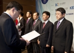 26일 지식경제부 주최로한 ‘2009년 IT 이노베이션(Innovation) 대상’ 시상식에서 GM DAEWOO 생산기술연구소 부문장 함영기 전무(사진 오른쪽)가 회사 대표로 지식