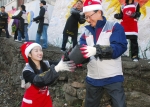 26일 서대문구 홍제동 개미마을에서 아시아나항공 윤영두 사장(사진 앞열 오른쪽)이 임직원들과 함께 산타 복장을 입고 사랑의 연탄나눔 행사를 실시하고 있다.