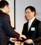 자연주의 화장품 브랜드 더페이스샵 대표 송기룡이 26일 서울 밀레니엄 힐튼호텔 그랜드볼룸에서 개최된 ‘코리아 브랜드 컨퍼런스 2009’에서 ‘제 11회 대한민국 브랜드대상’ 대상(