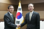 김동수 수출입은행장(왼쪽)과 현인택 통일부장관(오른쪽)이 11월 26일 통일부에서 출연금 전달식을 갖고 기념사진을 찍고 있다.