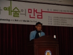 시인 고은이 군산대에서 '공학과 예술의 만남'을 주제로 강연회을 하고 있다
