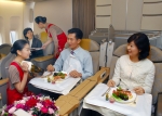 아시아나항공 승무원이 747 기내에서 승객에게 서비스를 제공하고 있다.