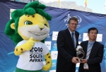 제롬 발크(Jerome Valcke) FIFA 사무총장(사진 왼쪽)과 김성환 현대차 마케팅사업부장(사진 오른쪽)이 ‘베스트 영 플레이어 어워드’ 트로피를 들고 기념촬영하고 있는 모