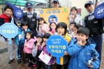 ADT캡스와 한국청소년육성회가 9일 어린이 안전 캠페인 일환으로 서울시내 2개 초등학교를 대상으로 호신용품 및 안전 수칙 배포 활동을 전개했다. 장충초등학교 어린이들이 ADT캡스와