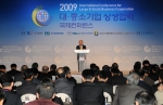 전국경제인연합회와 지식경제부는 9일 서울 프라자호텔에서 ‘세계시장의 재편전망과 상생협력의 발전방향’을 주제로 「2009 대•중소기업 상생협력 국제컨퍼런스」를 개최, 정병철 전경련 