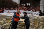 동아원 이희상 회장이 명륜동 지역대표에게 쌀과 밀가루를 전달하는 모습