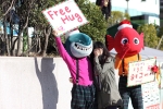 14일 허그데이(Hug-Day)를 기념, 해운대에서 펭귄산타와 바다생물들이 시민을 대상으로 프리허그(Free Hug) 캠페인을 펼치고 있다.