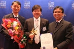 SK케미칼 생명과학연구소 엄기안 신약연구실장(가운데)이 대한민국 기술대상에서 지식경제부 장관상을 수상하고 프로젝트를 수행한 제제팀원들과 미소짓고 있다.
