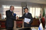 메시나 이사회 의장인 Mr. Paolo Messina씨와 대우조선해양의 황태진전무가 계약서명후 계약서를 교환하고 있다.