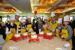 22일 서울 여의도 63빌딩에서 열린 “산타의 마법 같은 하루” 행사에서 S-OIL 자원봉사자들과 어린이들이 쿠키와 케이크를 장식한 뒤 기념촬영을 하고 있다. 이날 S-OIL은 아
