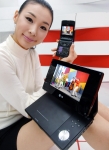 2010 전시회에서 선보일 북미식 모바일 디지털TV 표준을 지원하는 ▲세계 최초의 포터블 DVD 플레이어(앞)와 ▲같은 기술을 탑재한 휴대폰(뒤)