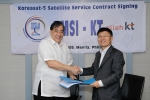 KT는 필리핀 PMSI사와 무궁화위성 5호 국제빔 중계기 3기에 대한 임대계약을 체결하고 새해부터 임대서비스를 제공한다. 계약 체결 후 KT 계승동 기업고객본부장(사진 오른쪽)과 