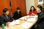 동양종합금융증권 동행 봉사단원들과 서울장애인종합복지관 직원이 함께 일일산타 행사에 대해 논의하고 있다.