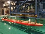 STX가 핀란드 헬싱키에 위치한 AARC(Aker Arctic Research Center)에서 극지운항용 쇄빙 셔틀 LNG선 개발을 위한 모형 테스트를 진행하고 있는 모습