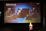 브라비아 TV의 모놀리틱 디자인 컨셉을 설명하고 있는 소니일렉트로닉스 스탠 글 래스고우 사장 겸 COO