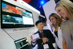 LG전자 직원이 CES 2010 LG전자 부스를 찾은 관람객들에게 LTE와 CDMA의 서로 다른 네트워크 사이에서도 자연스러운 이동이 가능한 '핸드오버(Handover)&
