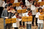 '사랑의 바이올린' 홍보대사 강동석 연세대 교수가 후원 아동들과 함께 바이올린 연주를 선보이고 있다.