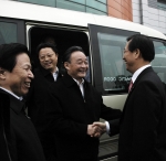 중국 전국인민대표대회 우방궈 위원장(왼쪽에서 세번째)이 하이닉스 중국 우시 공장에 도착해 김종갑 사장(오른쪽)과 인사를 나누고 있다