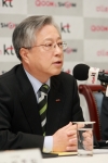 19일 프레스센터에서 열린 KT 신년기자간담회에서 이석채 회장이 올해 사업계획에 대해 설명하고 있다.