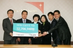 19일 여의도 소재 월드비전 사무실에서 하나은행 직원이 기부금을 전달하는 사진