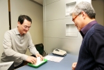 좌로부터 12월 연수 중 서로 텔러(김영일 SC제일은행 소매금융본부 부행장)와 고객(박홍태 SC제일은행 소매여신본부 부행장) 이 돼 역할 연수를 하는 임원들