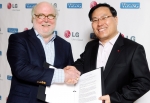 LG전자가 세계적인 빌트인 가전업체인 바이킹레인지社와 전략적 제휴를 맺었다고 21일 밝혔다.(왼쪽:바이킹레인지社 의 프레드칼 회장, 오른쪽:LG전자 HA사업본부장 이영하 사장)