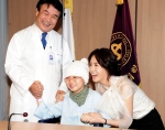 KBS2TV 인기 사극 ‘추노’의 주인공으로 출연중인 배우 이다해(건국대 예술문화대학 영화전공1)씨가 25일 오후 서울 건국대학병원에서 백남선 병원장에게 어린이 환자 돕기 기금 5