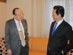 28일 오전 다보스에서 한화그룹 김승연회장(왼쪽)이 응웬 떤 중 베트남 총리(오른쪽)를 만나 환담을 나누고 있다.