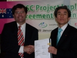 호주 Ergon Energy Acting CEO Mr.Grame Finalayson과 한전 김문덕 부사장이 합의서 체결식을 마치고 합의서를 들어보이고 있다